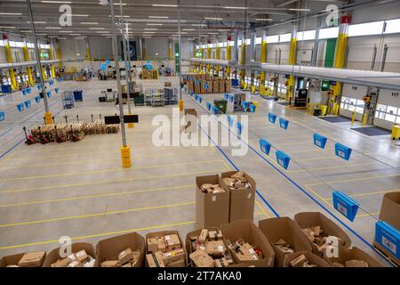 Erding, Allemagne. 14 novembre 2023. Vue du hall de transbordement lors de l’ouverture officielle du centre de tri Amazon à Erding. Crédit : Peter Kneffel/dpa/Alamy Live News Banque D'Images