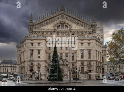 Paris, France - 11 14 2023 : Boulevard Haussmann. Vue panoramique sur la façade arrière de l'Opéra Garnier depuis le boulevard Haussmann Banque D'Images