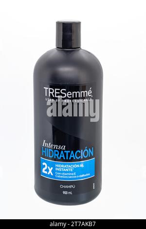 Huelva, Espagne - 17 octobre 2023 : TRESemmé intense Hydration Shampoo et Conditioner, avec de la vitamine E, redonne toute sa vitalité et sa douceur à l'h. Banque D'Images