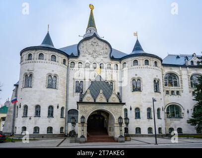 Le bâtiment de la Banque d'État de Russie à Nijni Novgorod, construit dans le style d'un château médiéval avec des tours et des flèches Banque D'Images