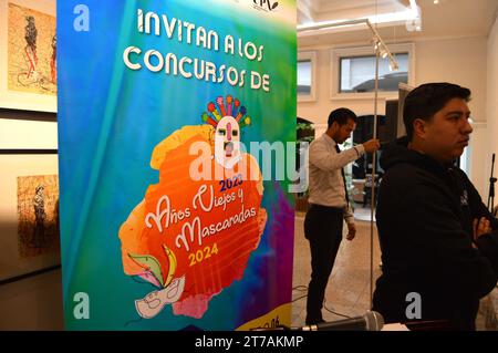 CUENCA-CONCURSO ANOS VIEJOS-INOCENTES Cuenca, Ecuador 14 de noviembre de 2023 en la galeria de la alcaldia de Cuenca, Cesar Vanegas presidente del club Amistad Club junto a Rodrigo Matute y el alcalde Cristian Zamora para invitar a los barrios cuencanos a participar en el concurso de Anos Viejos 2023 y a las Mascaradas del 6 de enero del 2024 para celebrar el fin de ano y el dia de los Santos Inocentes. foto Boris Romoleroux/API. SOI-CUENCA-CONCURSOAÃOSVIEJOS-INOCENTES-da78a8a7dfffb65312284dd9f76a3246 *** CUENCA CONCURSO ANOS VIEJOS INOCENTES Cuenca, Équateur 14 novembre 2023 dans la galerie de Banque D'Images