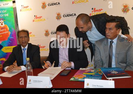 CUENCA-CONCURSO ANOS VIEJOS-INOCENTES Cuenca, Ecuador 14 de noviembre de 2023 en la galeria de la alcaldia de Cuenca, Cesar Vanegas presidente del club Amistad Club junto a Rodrigo Matute y el alcalde Cristian Zamora para invitar a los barrios cuencanos a participar en el concurso de Anos Viejos 2023 y a las Mascaradas del 6 de enero del 2024 para celebrar el fin de ano y el dia de los Santos Inocentes. foto Boris Romoleroux/API. SOI-CUENCA-CONCURSOAÃOSVIEJOS-INOCENTES-19b6ea8a1ded30a6e8589d100e89786 *** CUENCA CONCURSO ANOS VIEJOS INOCENTES Cuenca, Équateur 14 novembre 2023 dans la galerie de Banque D'Images