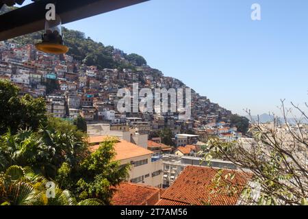 Maisons sur la colline de Cantagalo à Rio de Janeiro, Brésil. Banque D'Images