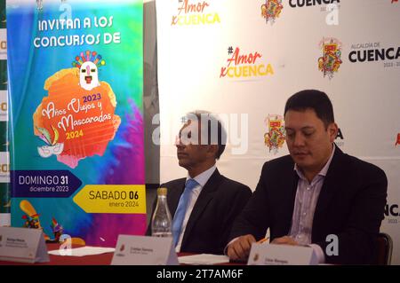 CUENCA-CONCURSO ANOS VIEJOS-INOCENTES Cuenca, Ecuador 14 de noviembre de 2023 en la galeria de la alcaldia de Cuenca, Cesar Vanegas presidente del club Amistad Club junto a Rodrigo Matute y el alcalde Cristian Zamora para invitar a los barrios cuencanos a participar en el concurso de Anos Viejos 2023 y a las Mascaradas del 6 de enero del 2024 para celebrar el fin de ano y el dia de los Santos Inocentes. foto Boris Romoleroux/API. SOI-CUENCA-CONCURSOAÃOSVIEJOS-INOCENTES-06fa0d9f47d45e566ac8357158c66e6c *** CUENCA CONCURSO ANOS VIEJOS INOCENTES Cuenca, Équateur 14 novembre 2023 dans la galerie de Banque D'Images