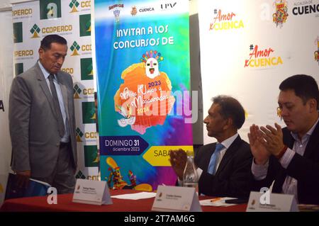 CUENCA-CONCURSO ANOS VIEJOS-INOCENTES Cuenca, Ecuador 14 de noviembre de 2023 en la galeria de la alcaldia de Cuenca, Cesar Vanegas presidente del club Amistad Club junto a Rodrigo Matute y el alcalde Cristian Zamora para invitar a los barrios cuencanos a participar en el concurso de Anos Viejos 2023 y a las Mascaradas del 6 de enero del 2024 para celebrar el fin de ano y el dia de los Santos Inocentes. foto Boris Romoleroux/API. SOI-CUENCA-CONCURSOAÃOSVIEJOS-INOCENTES-839656407de1a006c370225aeedc11bb *** CUENCA CONCURSO ANOS VIEJOS INOCENTES Cuenca, Équateur 14 novembre 2023 dans la galerie de Banque D'Images