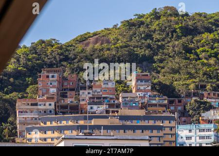 Maisons sur la colline de Cantagalo à Rio de Janeiro, Brésil. Banque D'Images