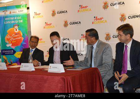 CUENCA-CONCURSO ANOS VIEJOS-INOCENTES Cuenca, Ecuador 14 de noviembre de 2023 en la galeria de la alcaldia de Cuenca, Cesar Vanegas presidente del club Amistad Club junto a Rodrigo Matute y el alcalde Cristian Zamora para invitar a los barrios cuencanos a participar en el concurso de Anos Viejos 2023 y a las Mascaradas del 6 de enero del 2024 para celebrar el fin de ano y el dia de los Santos Inocentes. foto Boris Romoleroux/API. SOI-CUENCA-CONCURSOAÃOSVIEJOS-INOCENTES-1f2118ab896bd7c6b63ff5c9428c9542 *** CUENCA CONCURSO ANOS VIEJOS INOCENTES Cuenca, Équateur 14 novembre 2023 dans la galerie de Banque D'Images
