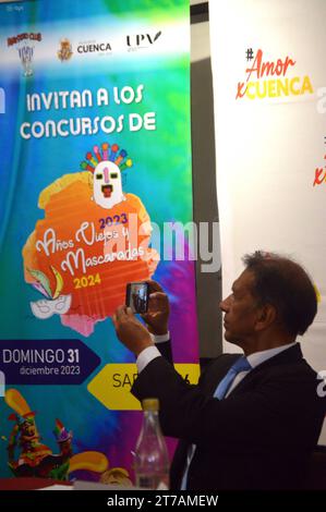 CUENCA-CONCURSO ANOS VIEJOS-INOCENTES Cuenca, Ecuador 14 de noviembre de 2023 en la galeria de la alcaldia de Cuenca, Cesar Vanegas presidente del club Amistad Club junto a Rodrigo Matute y el alcalde Cristian Zamora para invitar a los barrios cuencanos a participar en el concurso de Anos Viejos 2023 y a las Mascaradas del 6 de enero del 2024 para celebrar el fin de ano y el dia de los Santos Inocentes. foto Boris Romoleroux/API. SOI-CUENCA-CONCURSOAÃOSVIEJOS-INOCENTES-bb3b214a1682aab663bfd37259f1c504 *** CUENCA CONCURSO ANOS VIEJOS INOCENTES Cuenca, Équateur 14 novembre 2023 dans la galerie de Banque D'Images