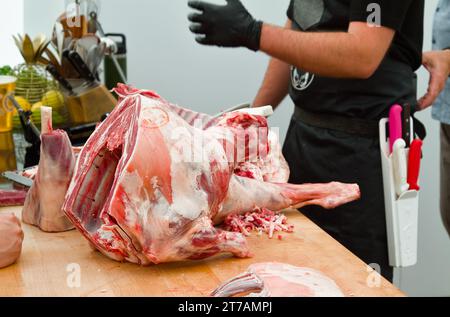 Une démonstration par Un boucher montrant comment boucher Une carcasse d'agneau, Christchurch Food Festival, Christchurch UK Banque D'Images