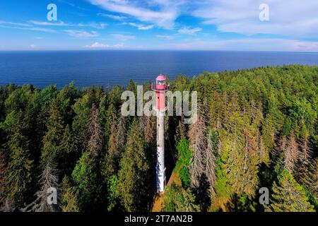 Spectaculaire phare de Juminda dans la forêt à la fin d'une péninsule de Juminda dans le comté de Harju par une journée d'été ensoleillée, mer Baltique, Estonie Banque D'Images