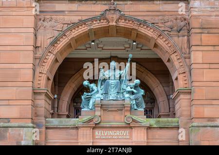 Sculpture en bronze du patron Saint Mungo à l'extérieur de Kelvingrove à Gallery and Museum, Glasgow, Écosse, Royaume-Uni, Europe Banque D'Images