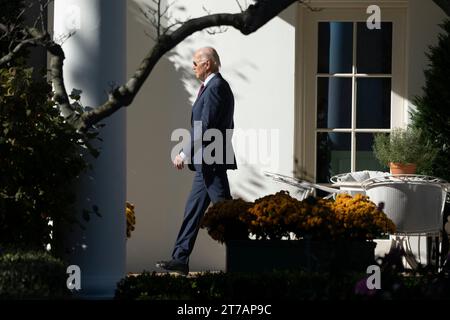 Washington, États-Unis. 14 novembre 2023. Le président américain Joe Biden quitte la Maison Blanche à Washington, DC, pour assister au sommet de la coopération économique Asie-Pacifique (APEC) à San Francisco, le mardi 14 novembre 2023. Crédit : Chris Kleponis/Pool via CNP crédit : Abaca Press/Alamy Live News Banque D'Images