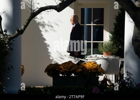 Washington, États-Unis. 14 novembre 2023. Le président américain Joe Biden quitte la Maison Blanche à Washington, DC, pour assister au sommet de la coopération économique Asie-Pacifique (APEC) à San Francisco, le mardi 14 novembre 2023. Crédit : Chris Kleponis/Pool via CNP crédit : Abaca Press/Alamy Live News Banque D'Images