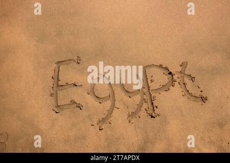 Plage. Rivage de la mer Rouge. Inscription sur sable jaune. Égypte. Banque D'Images