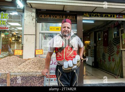 Gaziantep vendeur de rue de chai dans le style ottoman avec sac à dos et bec verseur. Antep Turquie Banque D'Images