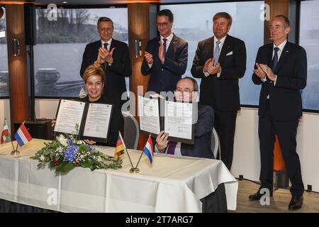 DUISBOURG - Roi Willem-Alexander avec Herr H. Wüst, Premier ministre de Rhénanie du Nord Westphalie, lors d'une visite au port de Duisbourg à bord du bateau d'excursion Rhein Poesie sur le Rhin. Hans Vijlbrief, secrétaire d’État sortant à l’économie et à la politique climatique, et Neubaur, ministre allemand, signent un contrat pour le gazoduc transfrontalier de CO2 et d’hydrogène dans le Delta RhineCorridor. La visite se concentre sur divers projets hydrogène. ANP VINCENT JANNINK netherlands Out - belgique Out Banque D'Images