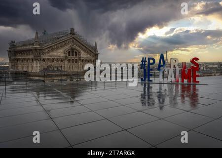 Paris, France - 11 14 2023 : Boulevard Haussmann. Vue panoramique sur Paris depuis les toits des Galeries Lafayette Haussmann à noël Banque D'Images