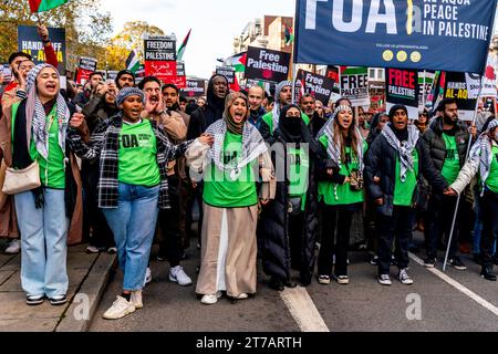 Angry Young British Muslims appelle à Un cessez-le-feu à Gaza et à Israël pour arrêter les bombardements de Gaza lors de la Marche pour la Palestine, Londres, Royaume-Uni Banque D'Images