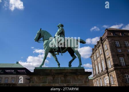 La statue équestre du roi Frédéric VII devant Christiansborg, Copenhague, Danemark Banque D'Images