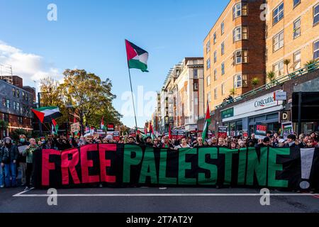 Les gens défilent à travers Londres avec Une bannière "Palestine libre" appelant à Un cessez-le-feu dans la bande de Gaza lors de la Marche pour la Palestine, Londres, Royaume-Uni Banque D'Images