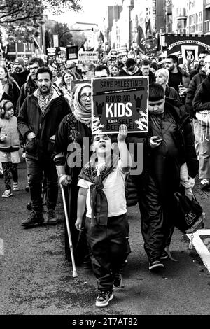 Un jeune garçon tenant un signe anti-guerre à l'événement Mars pour la Palestine, Vauxhall Bridge Road, Londres, Royaume-Uni Banque D'Images