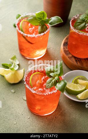 margarita au basilic fraise avec citron vert et bord salé, cocktail de printemps ou d'été ou idée mocktail Banque D'Images