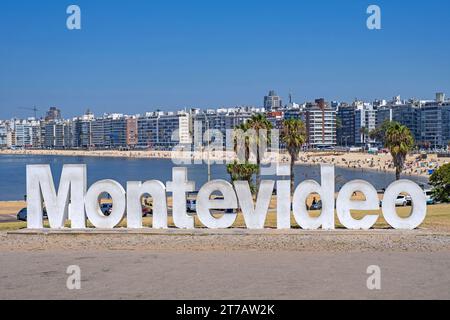 Montevideo signe sur Playa de los Pocitos plage sur les rives du Río de la Plata, Barrio balnéaire de la ville Montevideo, Uruguay, Amérique du Sud Banque D'Images