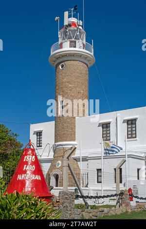 Faro de Punta Brava / Punta Carretas Phare sur les rives du Río de la Plata, Barrio balnéaire de la ville Montevideo, Uruguay, Amérique du Sud Banque D'Images