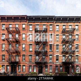 Bloc de vieux immeubles d'appartements classiques en brique avec fenêtres et échappées de feu à New York City NYC Banque D'Images