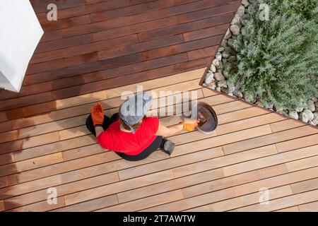 Teindre un concept de planches de terrasse en bois diy, entretien du bois dur Banque D'Images