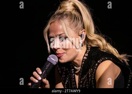 L’artiste canadienne de musique country McKenzie porter débarque sur la scène du Cook County Saloon lors de son arrêt du Canadian Headline Tour à Edmonton. Banque D'Images