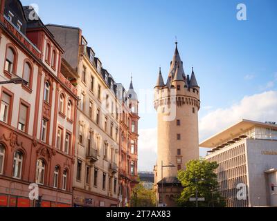 Francfort-sur-le-main, Allemagne - 5 mai 2023 : ancienne tour Eschenheimer dans la ville de Francfort au coucher du soleil, la tour était autrefois porte de la ville à l'époque médiévale Banque D'Images