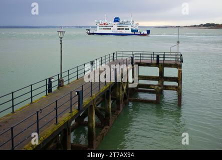 RO ro Wightlink Isle of Wight car ferry St Faith quittant le port de Portsmouth Banque D'Images