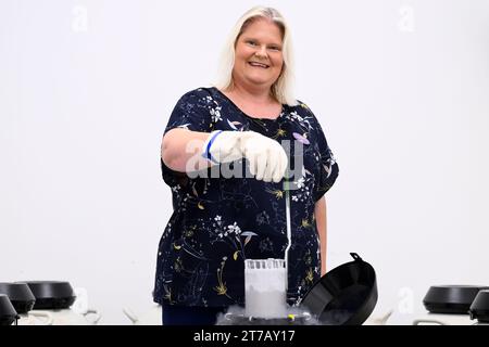 Prague, République tchèque. 14 novembre 2023. L'anglaise Louise Brown, qui a été le premier bébé au monde né il y a 45 ans grâce aux méthodes de reproduction assistée, pose lors d'une conférence de presse de la nouvelle fondation ProPlodnost sur la fertilité et la santé de la reproduction, qui a eu lieu à la clinique IVF Cube, Prague, République tchèque, le 14 novembre 2023. Crédit : Ondrej Deml/CTK photo/Alamy Live News Banque D'Images