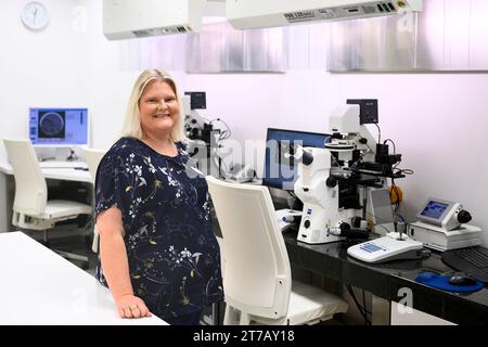 Prague, République tchèque. 14 novembre 2023. L'anglaise Louise Brown, qui a été le premier bébé au monde né il y a 45 ans grâce aux méthodes de reproduction assistée, pose lors d'une conférence de presse de la nouvelle fondation ProPlodnost sur la fertilité et la santé de la reproduction, qui a eu lieu à la clinique IVF Cube, Prague, République tchèque, le 14 novembre 2023. Crédit : Ondrej Deml/CTK photo/Alamy Live News Banque D'Images