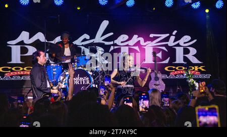 Edmonton, Canada. 09 novembre 2023. L’artiste canadienne de musique country McKenzie porter débarque sur la scène du Cook County Saloon lors de son arrêt du Canadian Headline Tour à Edmonton. (Photo Ron Palmer/SOPA Images/Sipa USA) crédit : SIPA USA/Alamy Live News Banque D'Images