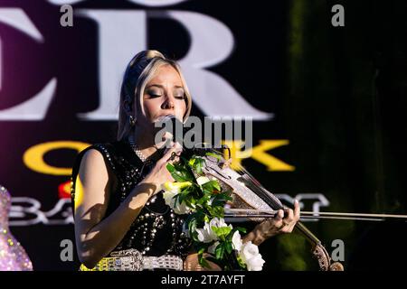 Edmonton, Canada. 09 novembre 2023. L’artiste canadienne de musique country McKenzie porter débarque sur la scène du Cook County Saloon lors de son arrêt du Canadian Headline Tour à Edmonton. (Photo Ron Palmer/SOPA Images/Sipa USA) crédit : SIPA USA/Alamy Live News Banque D'Images