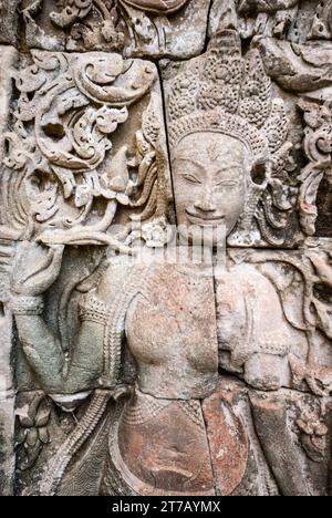 Sculpture féminine sur la façade d'Angkor Thom Bayon, Angkor. Cambodge, Asie Banque D'Images