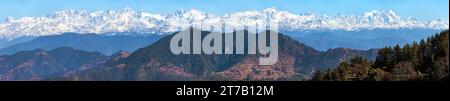 Himalaya, vue panoramique de l'Himalaya indien, grande chaîne himalayenne, Uttarakhand Inde, vue de Mussoorie Road, chaîne Gangotri Banque D'Images