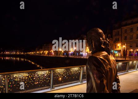 Besançon, France - 7 août 2023 : statue grandeur nature de Jouffroy d'Abbans sur le Pont battant observant le Quai Vauban, le Doubs et la Chaudanne Banque D'Images