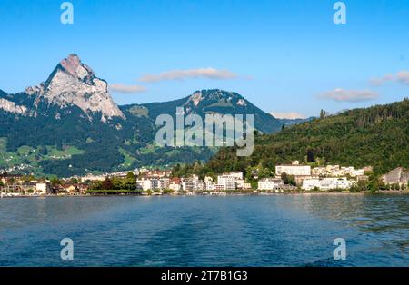 Une vue depuis le lac Urnersee ou le lac Luzerne à Brunnen, une ville dans la municipalité politique d'Ingenbohl, situé sur le lac de Lucerne dans le Schwyz dis Banque D'Images