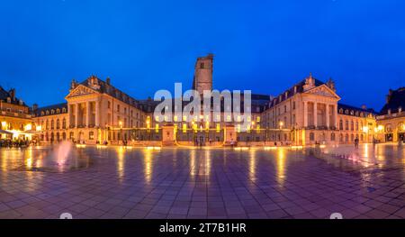 Dijon, France - 8 août 2023 : place de la libération et palais des ducs de Bourgogne à Dijon. Banque D'Images