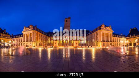 Dijon, France - 8 août 2023 : place de la libération et palais des ducs de Bourgogne à Dijon. Banque D'Images