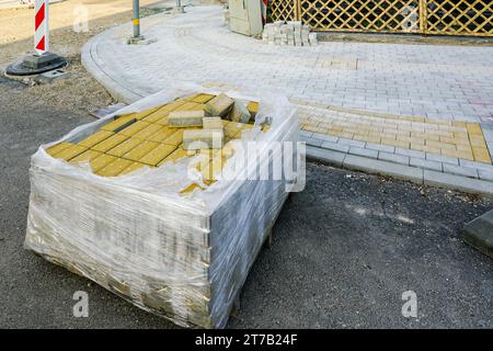 Vue reconstruction de rue, palette avec pavés tactiles jaunes pour store en premier plan Banque D'Images