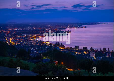 Soirée et heure bleue à Rorschach au lac de Constance en Suisse Banque D'Images