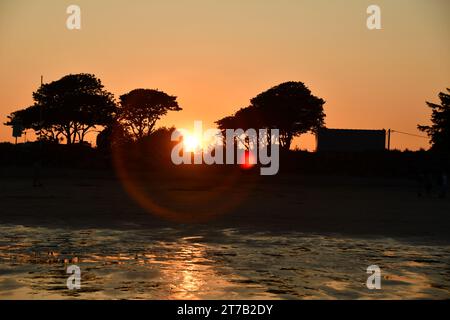 Coucher de soleil sur la plage de Clonea, comté de Waterford, Irlande Banque D'Images