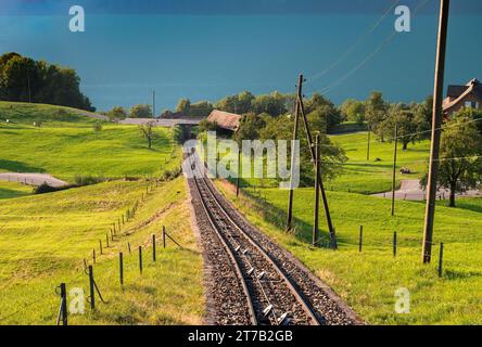 Le chemin de fer Treib-Seelisberg est un funiculaire électrique situé dans le centre de la Suisse et reliant Treib au lac de Lucerne à Seelisberg. Banque D'Images