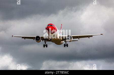 Edelweiss Air Ein Airbus A320-214 von Edelweiss Air befindet sich im Landeanflug auf die piste 28 des Flughafen Zürich. Immatriculation HB-JLS. Zürich, Suisse, 02.10.2022 *** Edelweiss Air un Airbus A320 214 d'Edelweiss Air approche de la piste 28 de l'aéroport de Zurich immatriculation HB JLS Zurich, Suisse, 02 10 2022 crédit : Imago/Alamy Live News Banque D'Images