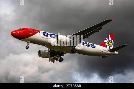 Edelweiss Air Ein Airbus A320-214 von Edelweiss Air befindet sich im Landeanflug auf die piste 28 des Flughafen Zürich. Immatriculation HB-JLS. Zürich, Suisse, 02.10.2022 *** Edelweiss Air un Airbus A320 214 d'Edelweiss Air approche de la piste 28 de l'aéroport de Zurich immatriculation HB JLS Zurich, Suisse, 02 10 2022 crédit : Imago/Alamy Live News Banque D'Images