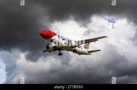 Edelweiss Air Ein Airbus A320-214 von Edelweiss Air befindet sich im Landeanflug auf die piste 28 des Flughafen Zürich. Immatriculation HB-JLS. Zürich, Suisse, 02.10.2022 *** Edelweiss Air un Airbus A320 214 d'Edelweiss Air approche de la piste 28 de l'aéroport de Zurich immatriculation HB JLS Zurich, Suisse, 02 10 2022 crédit : Imago/Alamy Live News Banque D'Images